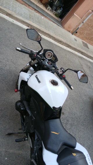 Moto Kawasaki Z750 Blanca