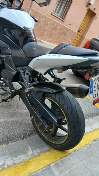 Moto Kawasaki Z750 Blanca