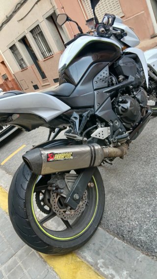 Moto Kawasaki Z750 Blanca
