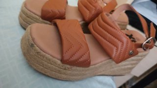 Sandalias de cuña color rosa