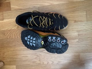 Nike Air Max TN Negro y Dorado