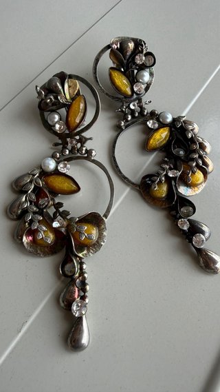 Orecchini pendenti design floreale
