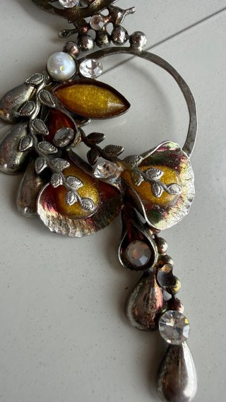 Orecchini pendenti design floreale