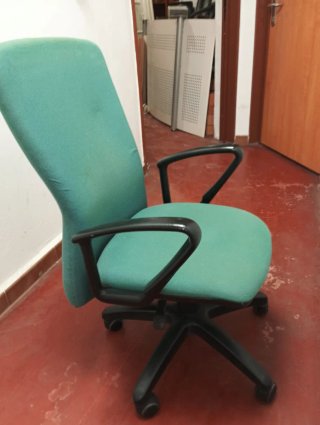 Silla de oficina ergonómica verde