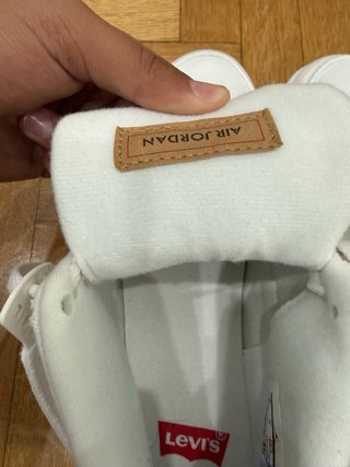 Jordan 4 Levi's Bianche