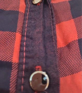 Camisa de cuadros roja y negra