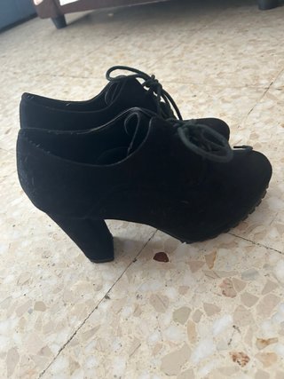 Botines negros con cordones y tacón