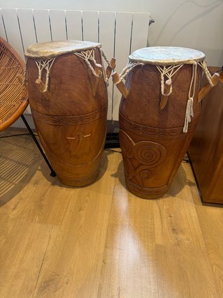 Due tamburi africani in legno intagliato