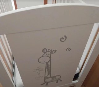 Cuna de bebé blanca con cajón