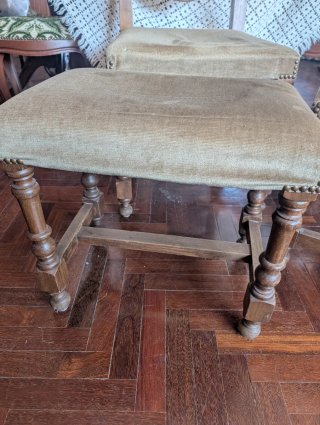 Conjunto de estilo clásico 1 silla y 2 banquetas.