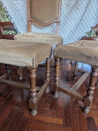Conjunto de estilo clásico 1 silla y 2 banquetas.