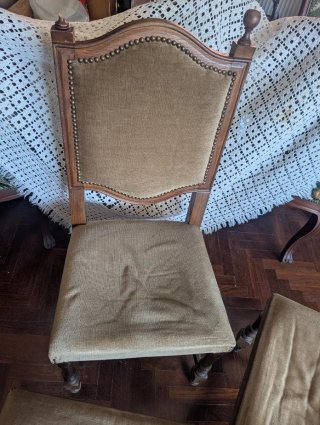Conjunto de estilo clásico 1 silla y 2 banquetas.