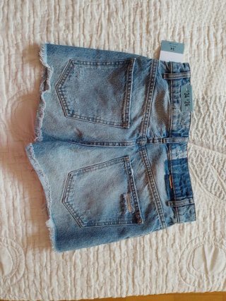 Pantalón corto vaquero desgarrado
