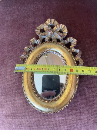 Espejo pequeño dorado con marco decorado