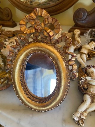 Espejo pequeño dorado con marco decorado