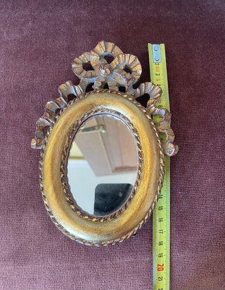 Espejo pequeño dorado con marco decorado