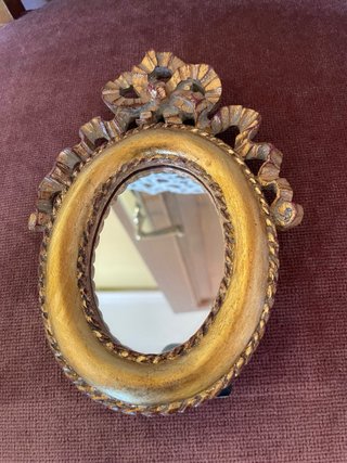 Espejo pequeño dorado con marco decorado