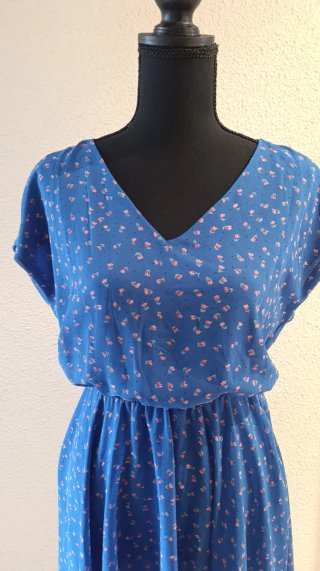 Vestido azul con estampado floral rosa