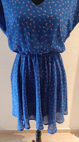 Vestido azul con estampado floral rosa