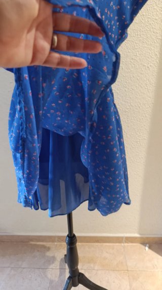 Vestido azul con estampado floral rosa