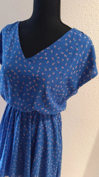 Vestido azul con estampado floral rosa