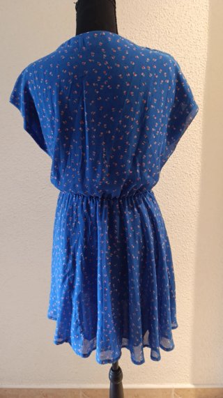 Vestido azul con estampado floral rosa