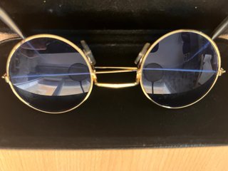 Gafas redondas azules y doradas