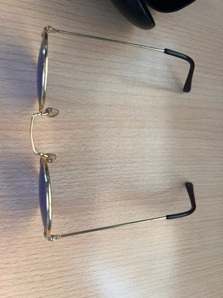 Gafas redondas azules y doradas