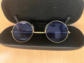 Gafas redondas azules y doradas