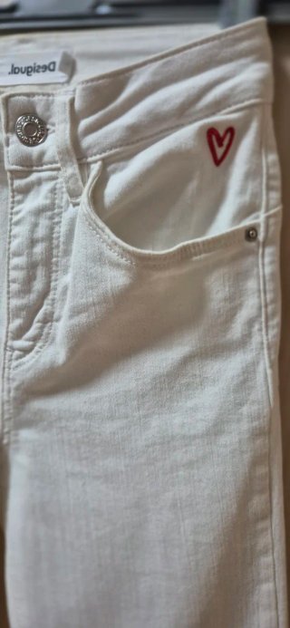 Jeans blancos Desigual con corazón
