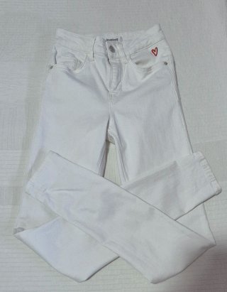 Jeans blancos Desigual con corazón