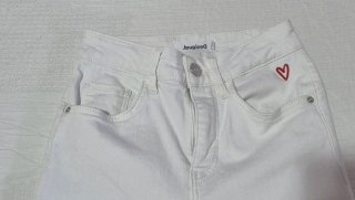 Jeans blancos Desigual con corazón