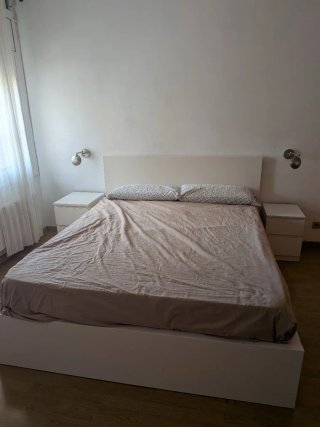 Letto con contenitore, materasso e comodini