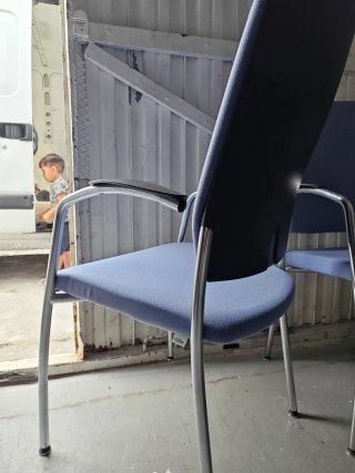 Sillas de oficina azules y grises