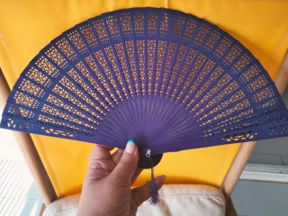Abanico morado calado