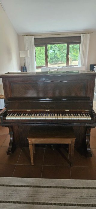 Piano antiguo de madera oscura