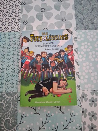 Libro "Els futbolíssims" en catalan. Divertido.