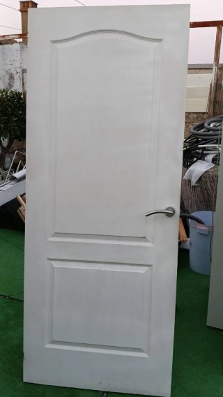 Puerta blanca moderna con manilla
