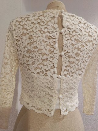Top encaje blanco manga tres cuartos