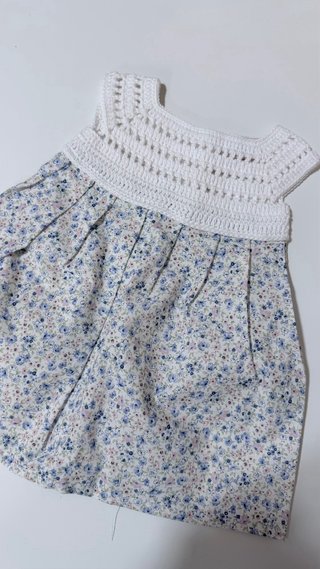 Conjunto bebé: vestido tela y crochet
