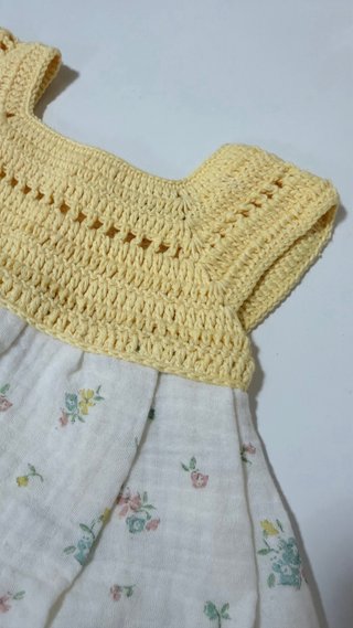 Conjunto bebé: vestido tela y crochet
