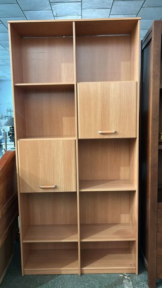 Estantería de madera beige y marrón