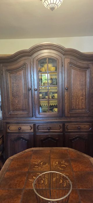 Alacena de madera con vitrina más conjunto de mesa