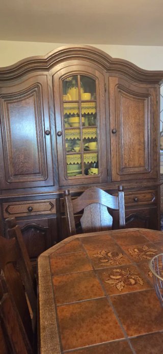 Alacena de madera con vitrina más conjunto de mesa