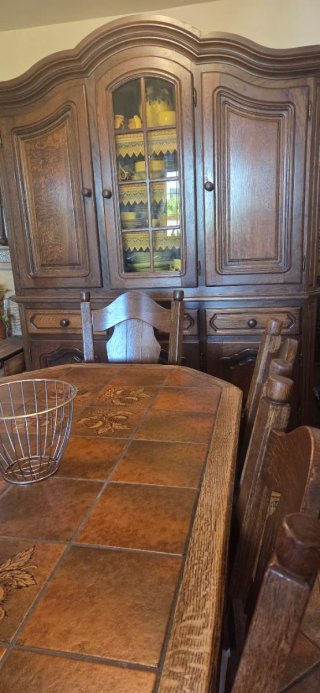 Alacena de madera con vitrina más conjunto de mesa