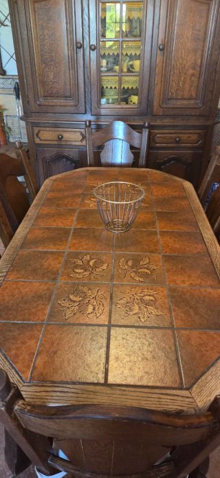Alacena de madera con vitrina más conjunto de mesa