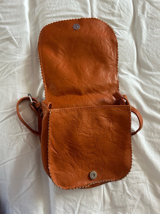 Bolso naranja con diseño circular