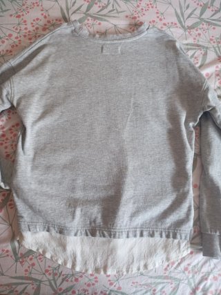 Sudadera gris con flores con falsa camisa debajo.