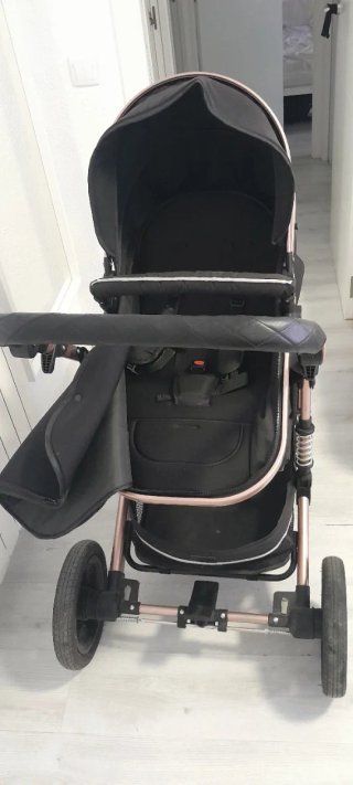 Carrito de bebé negro