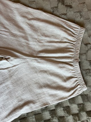 Pantalón ancho y suelto, verde oliva muy clarito